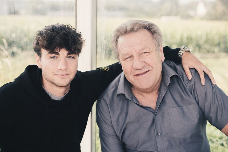 ‘Opa begint nooit over Jenny, mijn overleden grootmoeder, en dat respecteer ik. Hij geeft aan waarover de babbel moet gaan. Wat hij zegt, is evangelie.’ Beeld Carmen De Vos