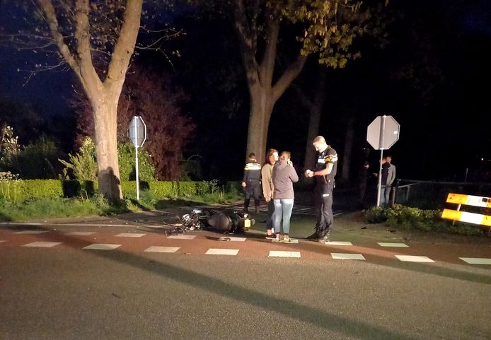 De zwaar beschadigde scooter op na de aanrijding op de Hoge Horst in Groesbeek.