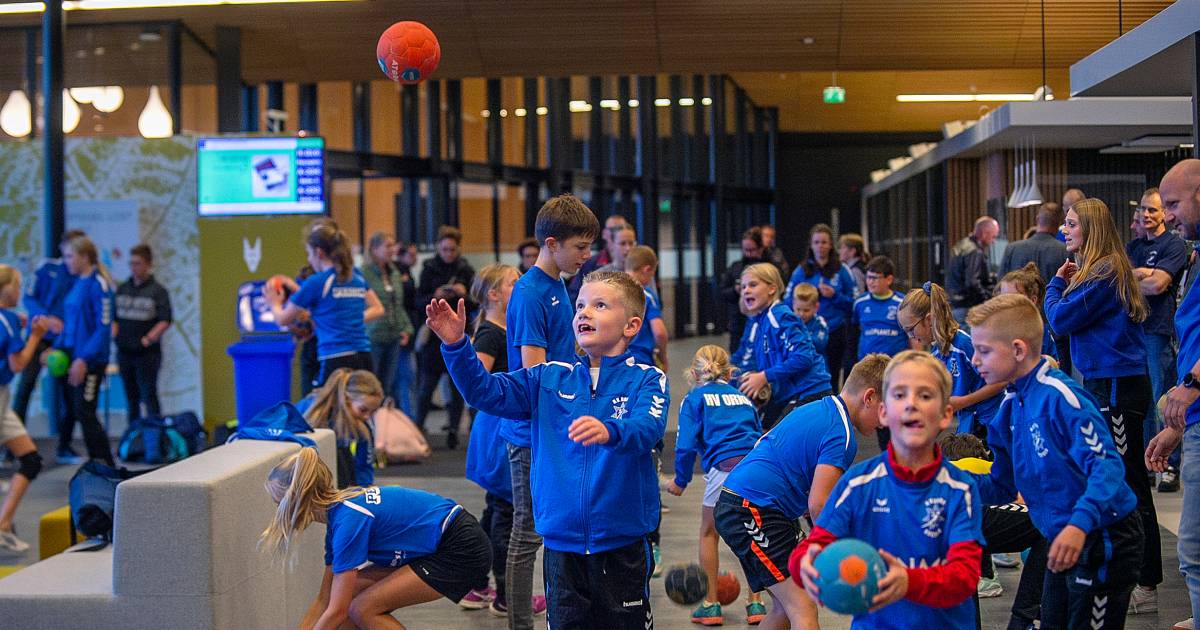Als Orion niet in sporthal De Vijfsprong kan handballen, traint ze wel ...