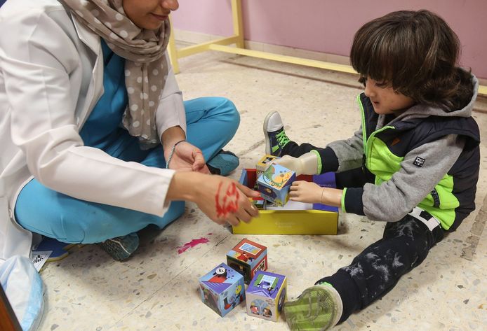 De 3-jarige Ruwayd doet oefeningen in een ziekenhuis van AZG in Amman met zijn nieuwe
prothese. Dankzij 3D print technieken heeft Ruwayd nu twee nieuwe handen. Foto Khalil Mazraawi