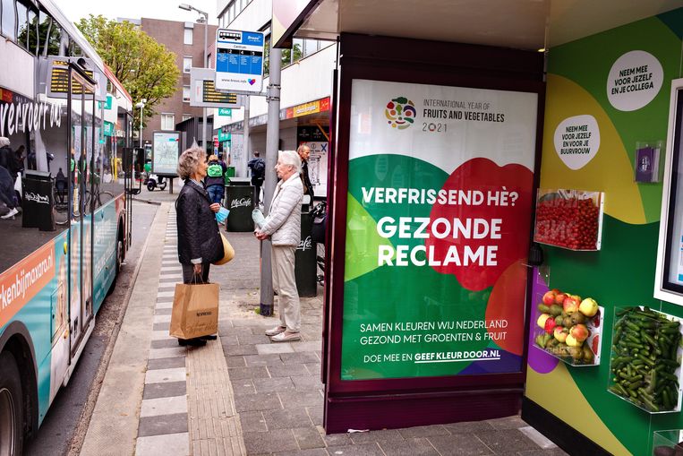 In Breda staat op het busstation aan de Karnemelkstraat deze week een bushokje waar door iedereen groente en fruit meegenomen kan worden.  Beeld ANP / Dirk Hol