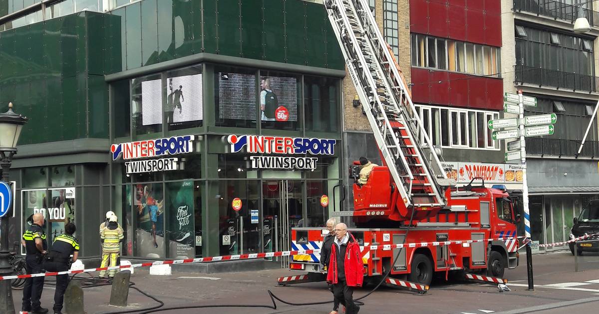 Rook op dak van Intersport in de Utrechtse binnenstad Utrecht AD.nl