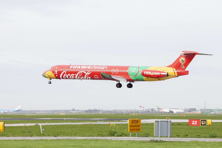 het vliegtuig van hoofdsponsor Coca-Cola waarmee de beker van het WK voetbal naar Brazilië werd gebracht. Beeld anp