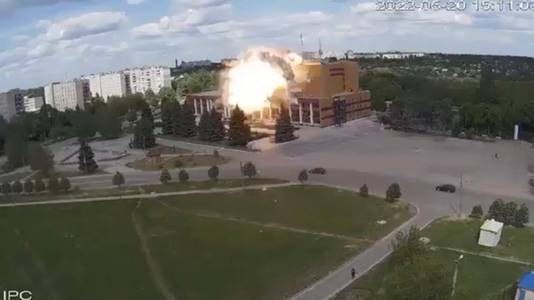 Een videostill van de explosie na de raketinslag op het cultureel centrum.