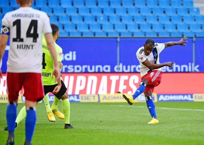 David Kinsombi haalt uit voor de 1-1.