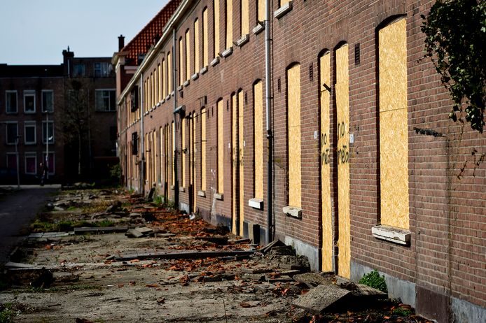 Het aantal nieuwbouwwoningen neemt niet alleen af. Er worden ook sociale huurhuizen gesloopt, verkocht of geliberaliseerd. Daardoor neemt het aandeel sociale woningbouw rap af.