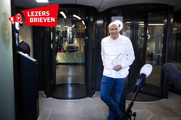 PVV'er Markuszower met formatiepapieren zichtbaar onder zijn arm.