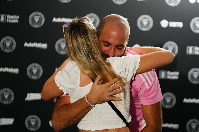 Gonzalo Higuaín omhelst zijn vrouw.