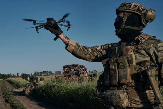 Een Oekraïense soldaat met een drone.
