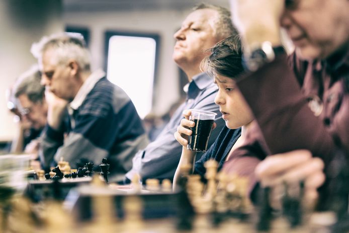 Opperste concentratie bij deze jonge schaker die bij schaakvereniging Paul Keres zijn zetten overpeinst.