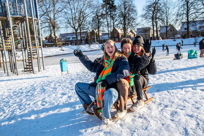 Ijspret in het Tilburgse Kromhoutpark. Vriendinnen Evi, Pleuni en Pleun, het trio vieren alle deze week hun 20e verjaardag. Deze keer dus een Alaaf op de slee.