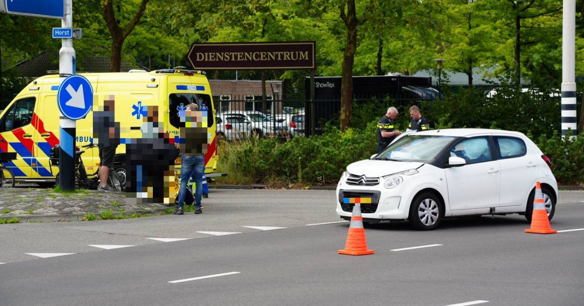 Vrouw gewond bij aanrijding tussen twee autos in Kaatsheuvel, EHBO van Efteling verleent eerste hulp.