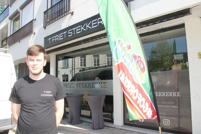 Lance De Caesteker aan zijn nieuwe frituur 't Friet Stekkerke op het Dorpsplein in Lendelede.