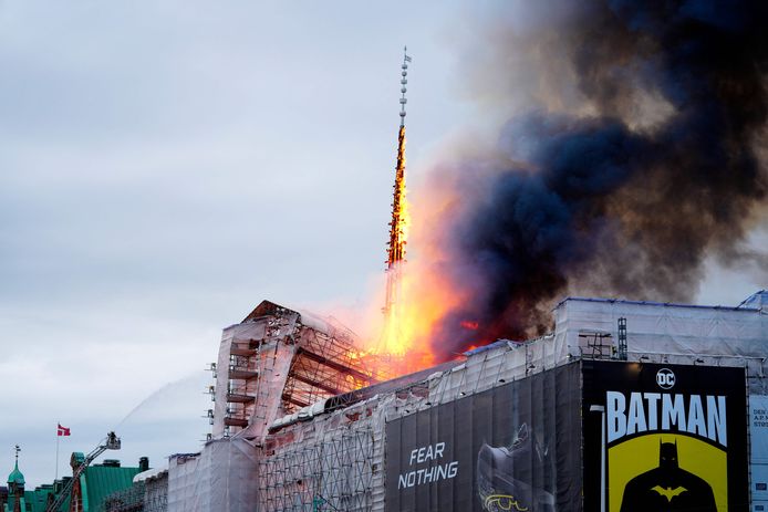 La flèche du bâtiment a fini par s'effondrer ce mardi matin.