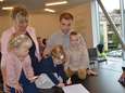 Piepjonge drieling plaatst handtekening op huwelijksakte van ouders