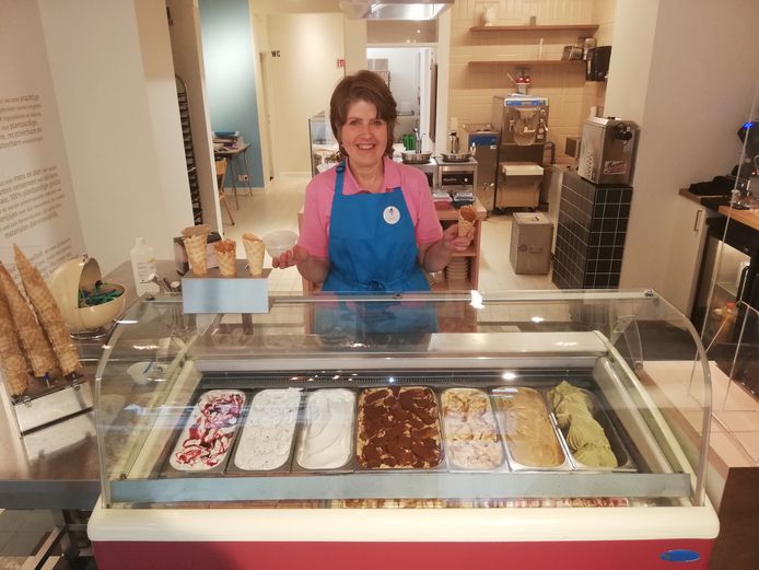 Hilde Gos in haar nieuwe vegan ijsjeszaak IceLab NiceCream Creations in Antwerpen.