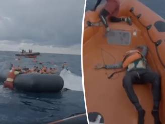 Wanhopige moeder in paniek nadat bootje met vluchtelingen zinkt op Middellandse Zee: “Ik ben mijn baby kwijtgeraakt! Waar is mijn baby?”