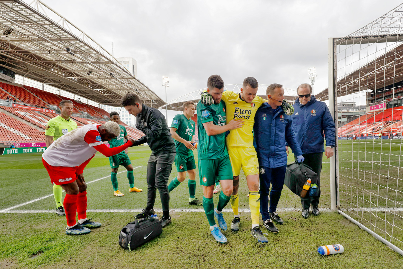 Bijlow laat Feyenoord schrikken: 'Hij kan gelukkig weer ...