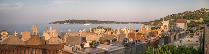 Het kerkhof van Saint-Tropez. De laatste rustplaats van ondermeer filmregisseur Roger Vadim en muziekproducer Eddie Barclay. Volgens de legende is er nog 1 plaatsje vrij: dat is gereserveerd voor Brigitte Bardot (86).
