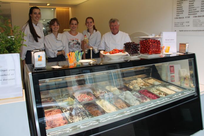 Rudy Pattyn en zijn verkoopsteam met Céleste Deforce, Suzanne Deneweth, Justine Baele en Charlotte Vermeersch. Onze lezers verkozen La Boule de Glace tot beste ijssalon van de Mandelstreek.