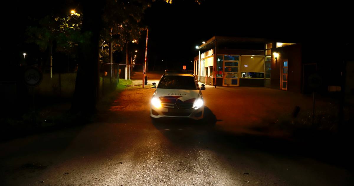 Persoon zwaargewond bij steekpartij in azc Overloon; ook verdachte moet naar ziekenhuis.