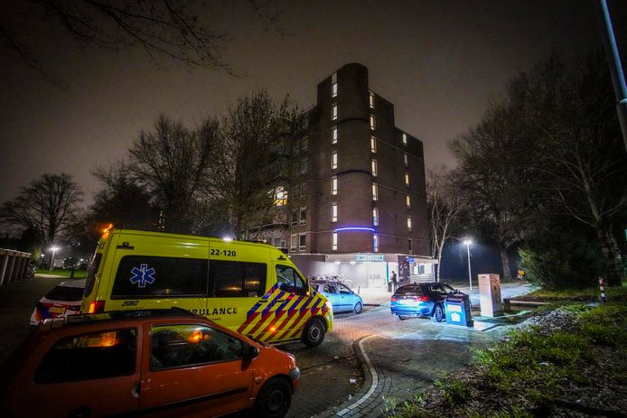 De verdachte van de steekpartij in Eindhoven is voor verder onderzoek naar het politiebureau gebracht. Ook de toedracht wordt door agenten in de Tempelpoort-flat onderzocht.