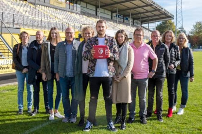 Jeroen Zoet doneerde vorige week maandag een AED aan zijn vroegere voetbalclub v.v. Veendam 1894.