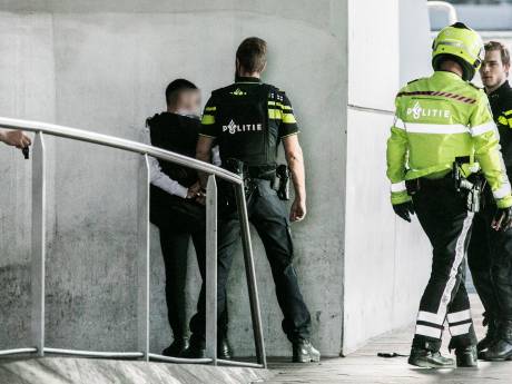 Grote actie op Arnhem Centraal om gespuis te weren: ‘Weg met rovers, hangjeugd en messentrekkers’