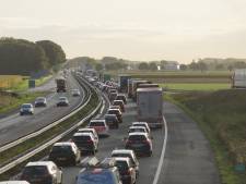 Drukke ochtendspits in Brabant: twee auto’s botsen op A58, vertraging voorbij
