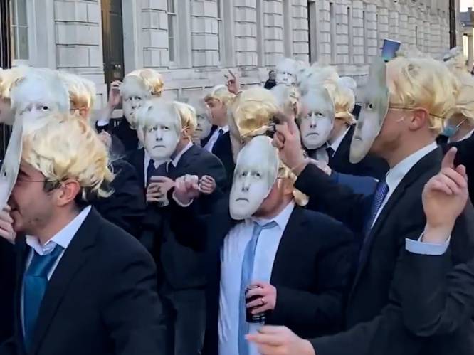 Groepje mannen danst aan ambtswoning van premier Johnson verkleed als ... Boris Johnson