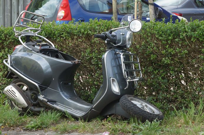 Het wiel van de scooter brak af door het ongeval.
