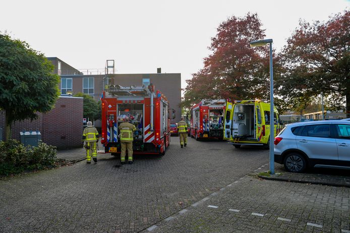 Bij een brand in een seniorencomplex aan de Turandotstraat in Apeldoorn is een bewoner gewond geraakt nadat hij rook inademde.