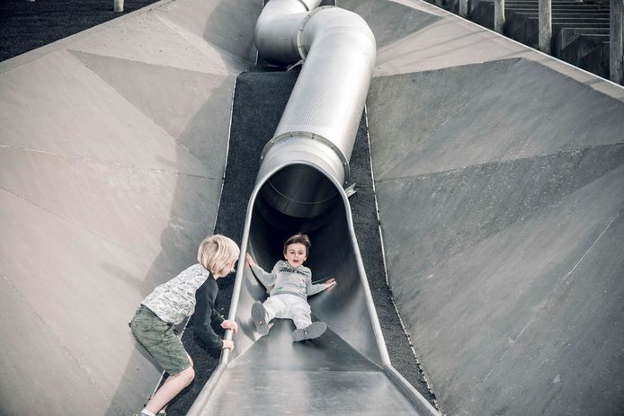Nieuwe glijbaan wordt getest door de kinderen in Beringen. Avonturenberg.