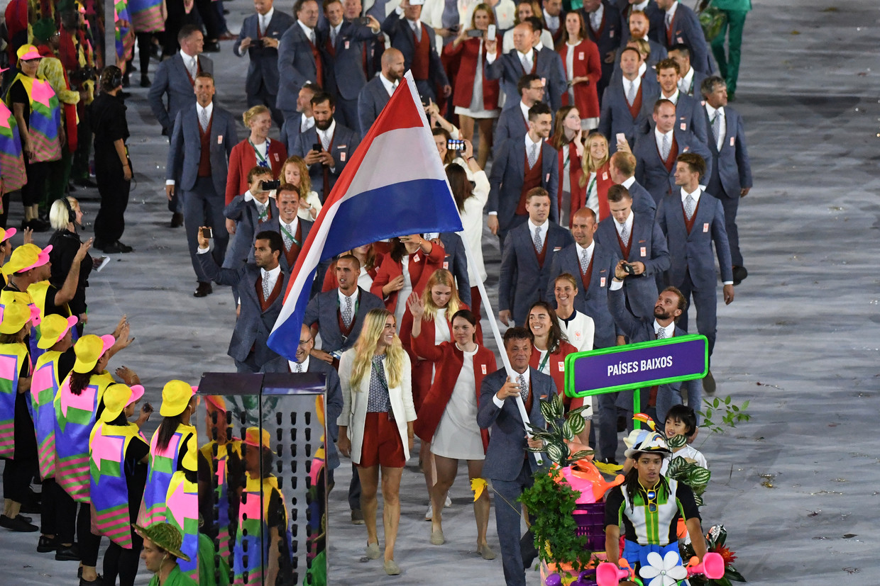 Vlaggedrager Jeroen Dubbeldam voert de Nederlandse delegatie aan bij de openingsceremonie van de Olympische Spelen van 2016 in Rio de Janeiro. Beeld AFP