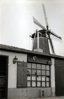 De molen van Oud-Zevenaar met op de voorgrond de voormalige jongerensoos. Het is één van de adressen in Oud-Zevenaar die wordt besproken in het boek Oud-Zevenaar, Bakermat van Zevenaar.