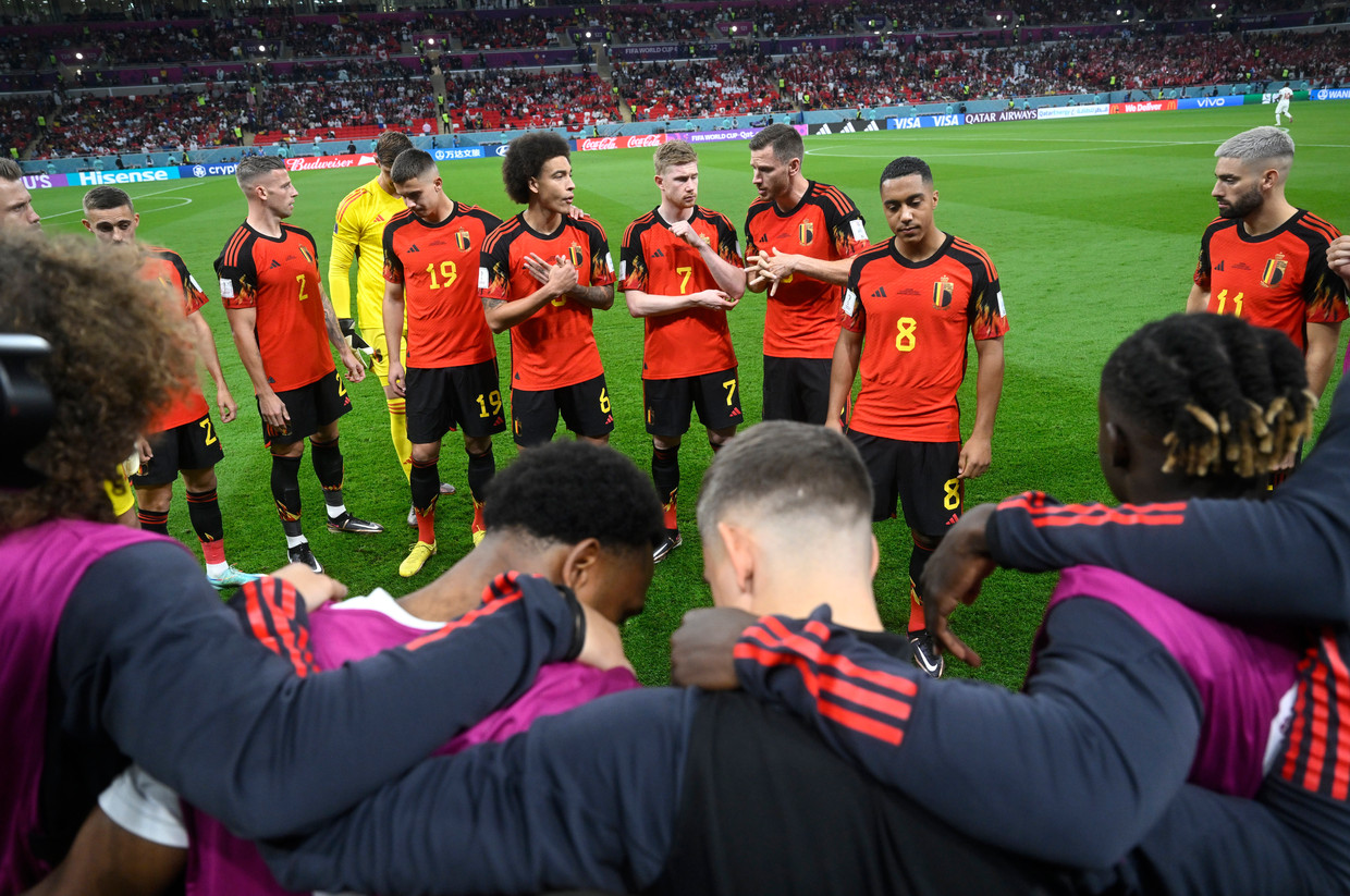 De Rode Duivels steken de hoofden bij elkaar voor hun WK-opener tegen Canada, woensdagavond in het Ahmad bin Ali-stadion in Qatar. Beeld Photo News