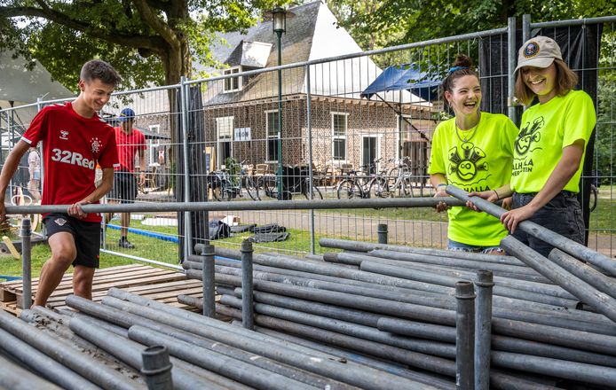 De voorbereidingen voor de jaarlijkse Walhalla Zomerfeesten in Deurne zijn in volle gang. Vlnr: Sjef Peijs, Guusje Thijs en Nynke Geus.