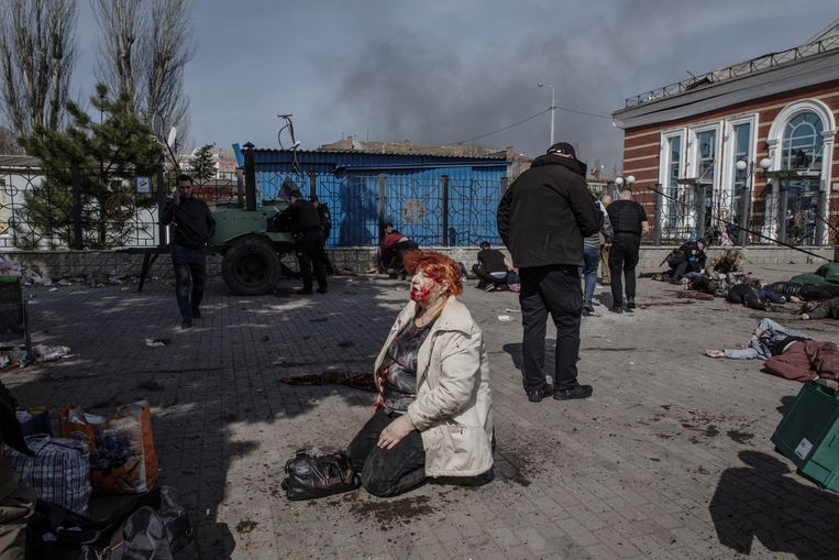 Slachtoffers aan het station van Kramatorsk na de raketaanval die zeker dertig mensen doodde. Beeld Anadolu Agency via Getty Images