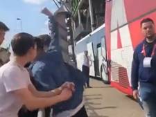 Ajax-speler Steven Berghuis deelt klap uit bij spelersbus: ‘Ploeggenoot Brobbey werd uitgescholden’