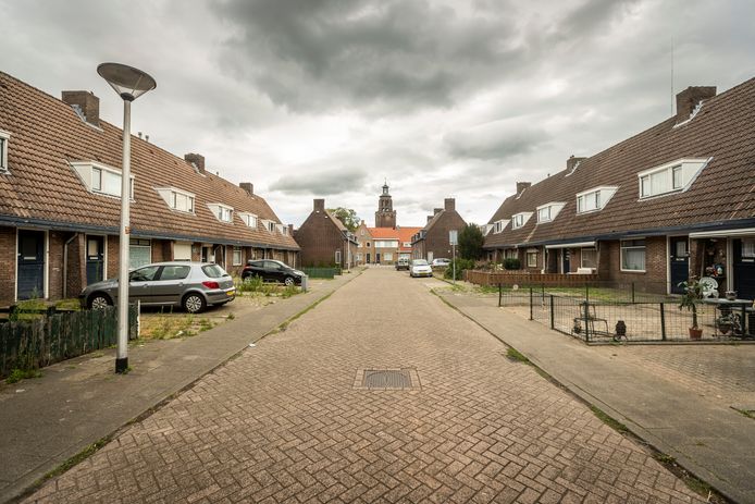 De huizen aan de De Ruiterstraat met daarachter de in 2015 opgeknapte woningen in de Jan Stevensstraat en de toren van de voormalige Leonarduskerk.