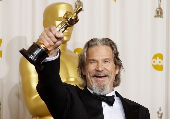 Jeff Bridges, hier met zijn Oscar voor Beste Acteur, naar aanleiding van zijn rol in 'Crazy Heart'.