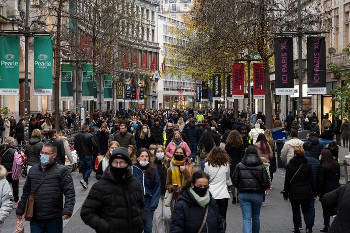 Drukte op de Meir in Antwerpen op de laatste koopzondag voor Kerstmis gisteren.