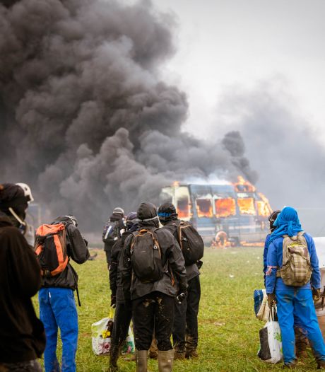Deux manifestants entre la vie et la mort après les affrontements autour des bassines en France