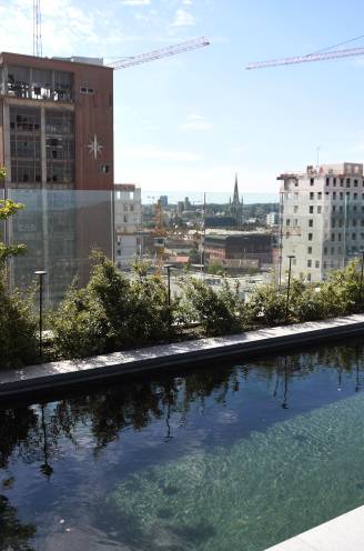 BINNENKIJKER. Voor 1,5 miljoen euro baad je in luxe, 40 meter hoog: “Het zwembad bij dit penthouse in Leuven is amper één keer gebruikt”