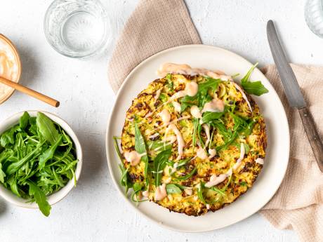 Wat Eten We Vandaag: Japanse groentenpannenkoek met geitenyoghurt-chilisaus