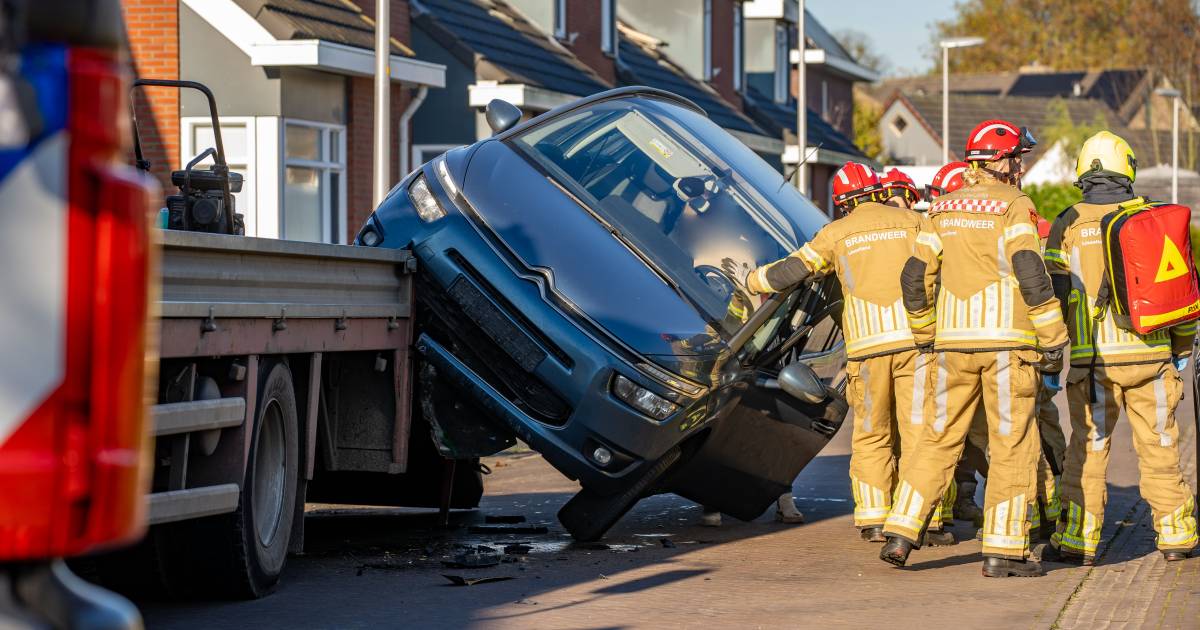 Opmerkelijk ongeluk in Schalkhaar, vrouw klem in haar auto.