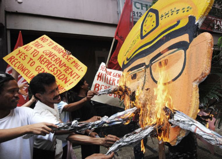 Demonstranten steken maandag bij de Birmese ambassade in Manila een afbeelding van de Birmese legerleider Tan Shwe in brand. De wereldwijde protesten tegen de militaire junta in Birma worden ook deze week voortgezet. (AFP) Beeld 