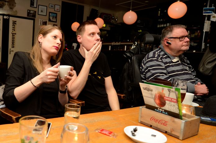 Laurens van der Velde (midden) woensdagavond bij het bekend worden van de verkiezingsnederlaag.
