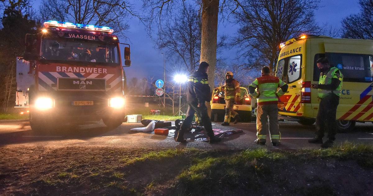 Man uit Rheden overleden na eenzijdig ongeluk in Vaassen, bijrijder raakt zwaargewond.