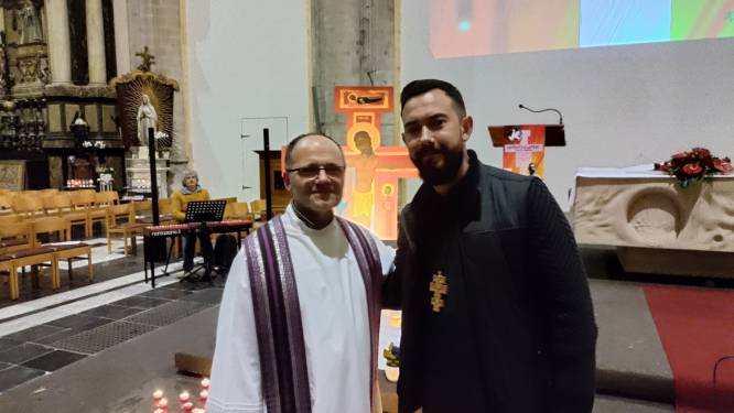 200 gelovigen bidden in Sint-Martinuskerk voor vrede in Oekraïne: “Met indrukwekkende getuigenis van priester uit Lviv”